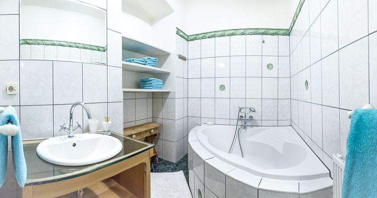 Bad mit Eckbadewanne/ Duschmöglichkeit