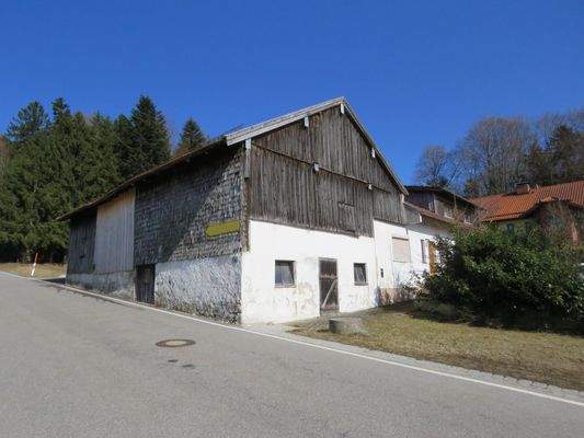 ehemaliges Anwesen an der Straße 