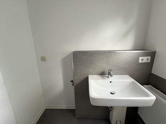 Waschbecken und Waschmaschinenanschluss