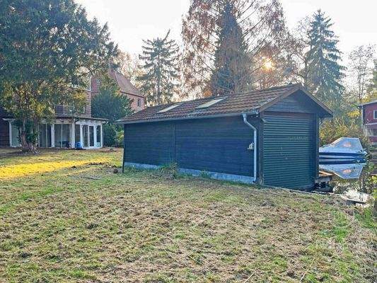 Garten mit Bootshaus