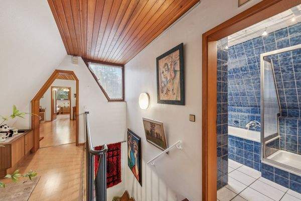 Treppenaufgang und Flur DG