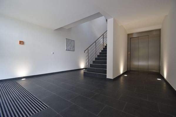 3 Treppenhaus mit Fahrstuhl.JPG