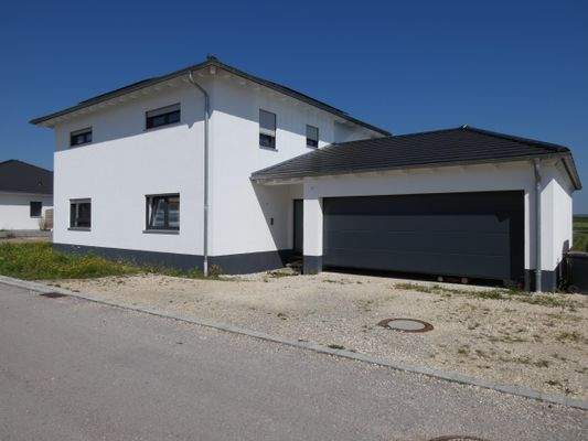 Ansicht Haus mit Garage
