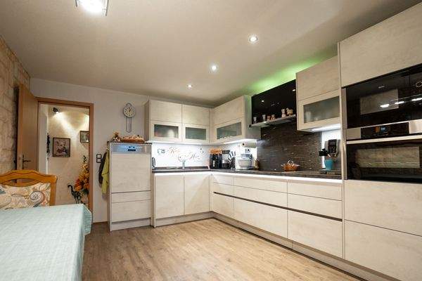 Küche mit Ausgang zur Terasse