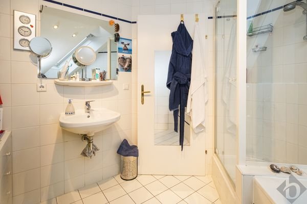 Badezimmer mit Wanne und Dusche