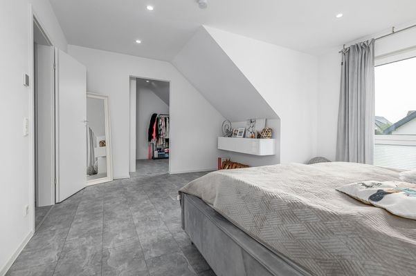 Eltern-Schlafzimmer mit 2 Ankleidebereichen