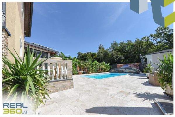 Außenbereich mit Pool