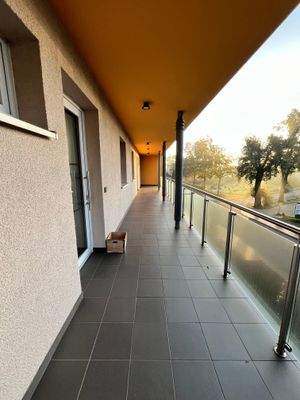 Laubengang vor der Eingangstür