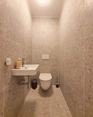 extra Gäste-WC mit Handwaschbecken