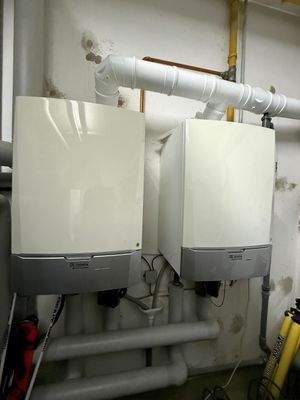 Zwei Heizkessel im Keller