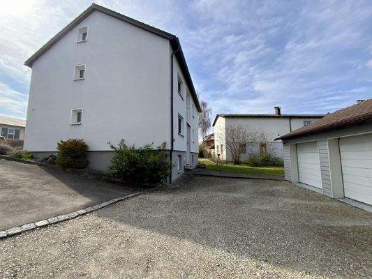 Zufahrt und Garagen