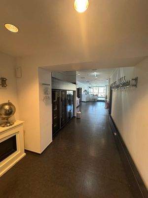 2 Restaurant Flur zum Sitzbereich.jpg