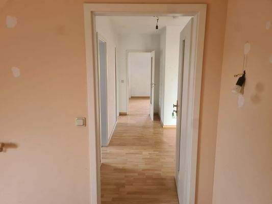 Wohnung OG - Blick in den Flur mit Zugang zu den Zimmern
