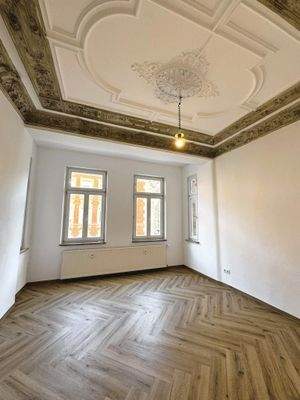 Helles Zimmer mit Stuckdecke