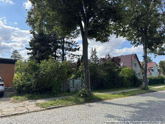 Wohngebietsstraße - links befindet sich das Grundstück