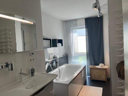 Bad OG Badewanne Waschtisch.jpg