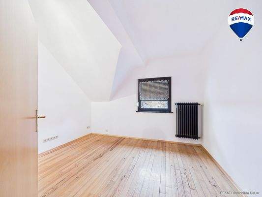 RE/MAX Immobilien DeLux Zweifamilienhaus Lebach - Steinbach  Schlafzimmer