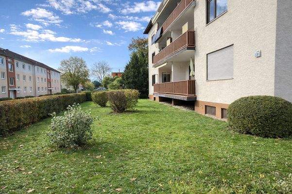 Gepflegte Grünfläche vor dem Haus