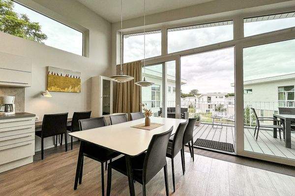 Essbereich mit Zugang zur Dachterrasse