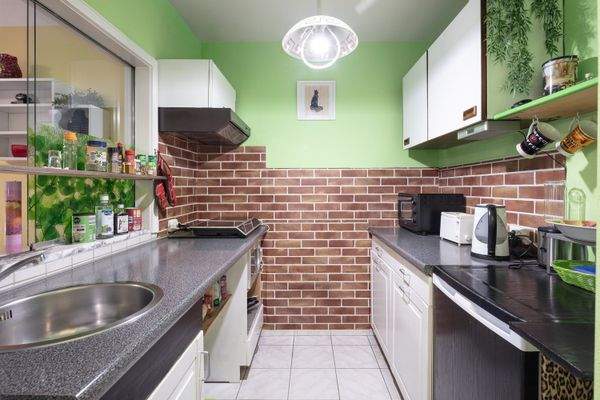 Küche mit Durchreiche