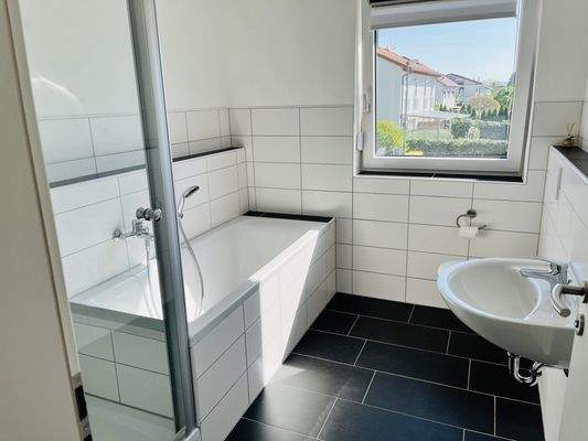 Tageslichtbad mit Wanne/Dusche/WC - Morgensonne durch Ostausrichtung