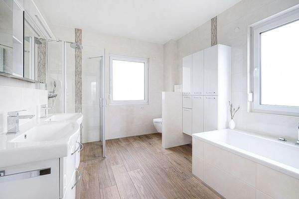 Bad mit Wanne und Dusche