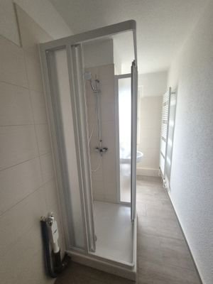 Bad mit Dusche - komplett saniert