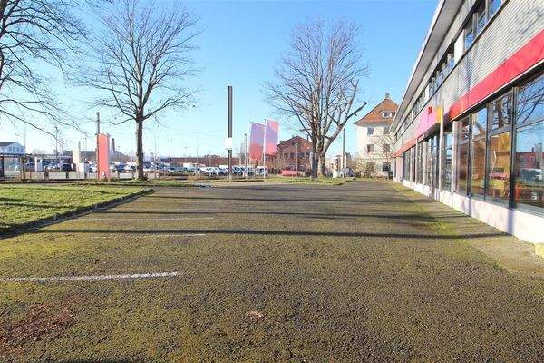 Hofansicht mit Stellplätzen