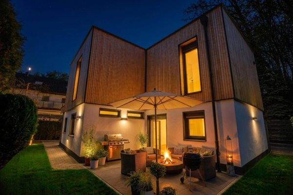 A_Terasse_bei_Nacht_AI