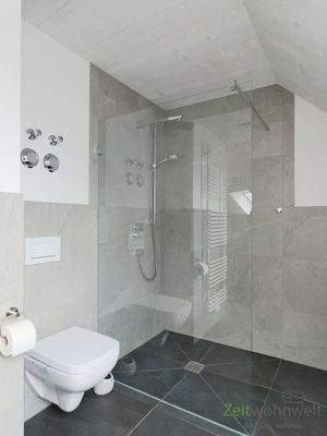 WC und bodentiefe Dusche