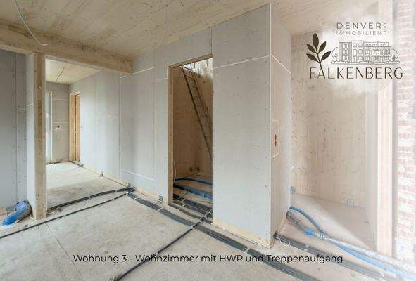 Wohnzimmer mit Treppenaufgang und HWR