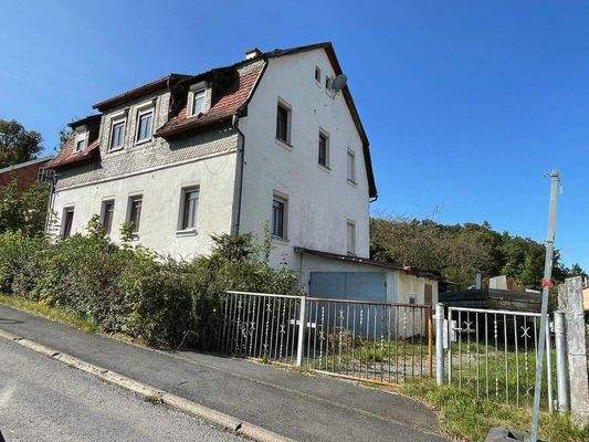 Giebelseite mit Garage