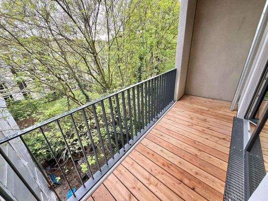 Balkon mit Blick in den grünen Innenhof