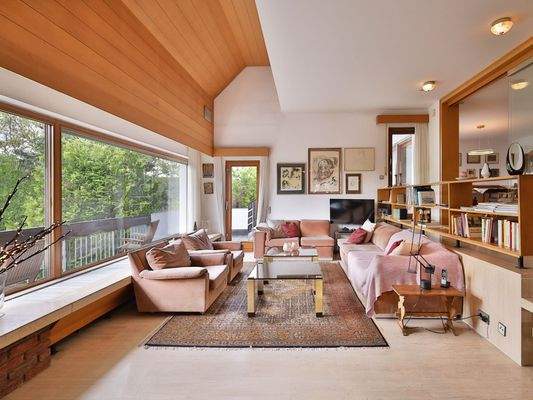 Großzügiger, lichtdurchfluteter Wohnbereich mit Terrassenzugang