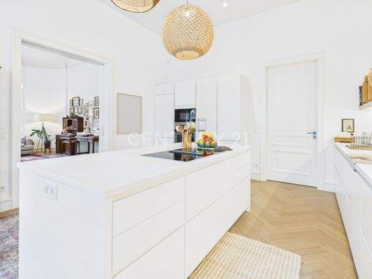 Große Kochinsel und angrenzender Hauswirtschaftraum