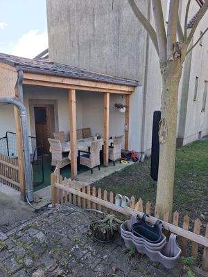 Überdachte Terrasse mit Garten