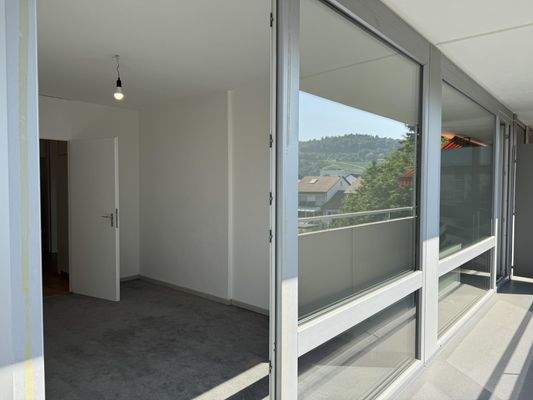 …große Fensterfronten….