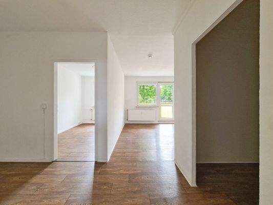 Blick vom Flur in den Wohnbereich