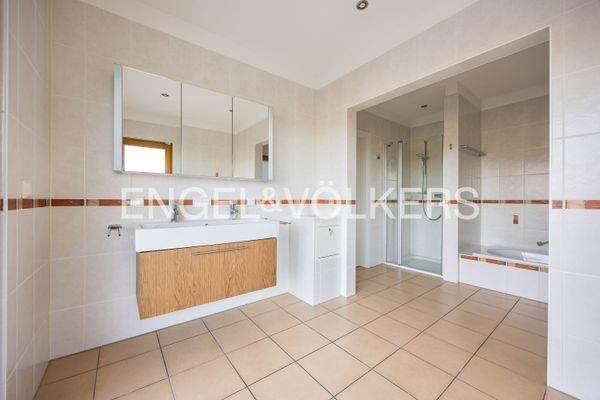 Tageslicht-Badezimmer mit Wanne und Dusche