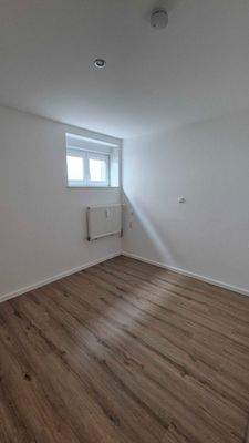 Kleines Zimmer mit Fenster