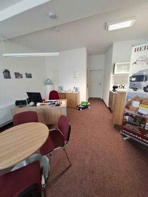 Gewerbe EG links 50 qm vorderer Raum