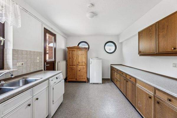 Hauswirtschaftsraum mit Zugang zur großen Terrasse