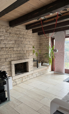 Wohnzimmer mit Kamin