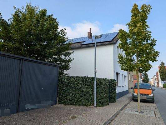 Aussenansicht mit Garagen (1)