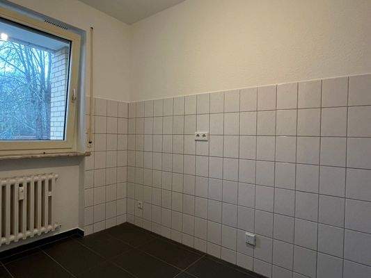 Küche mit Fenster zum Balkon