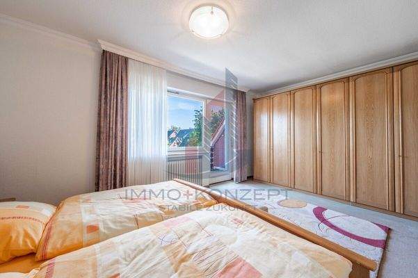 sowie das Hauptschlafzimmer mit Balkon