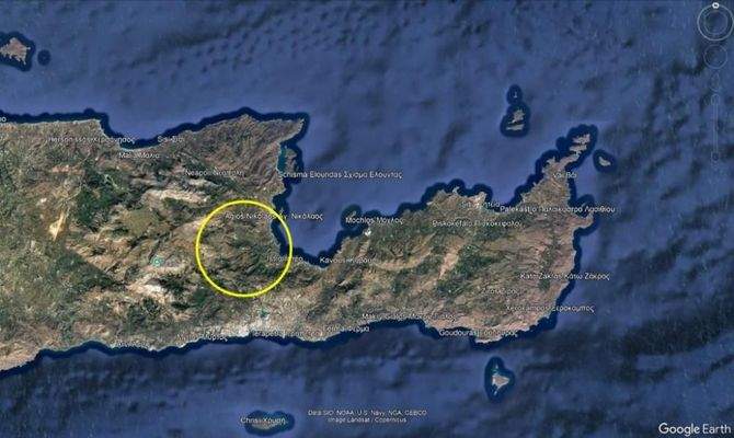 Kreta, Krousta: Grundstück mit Meerblick im Dorf in der Nähe von Agios Nikolaos