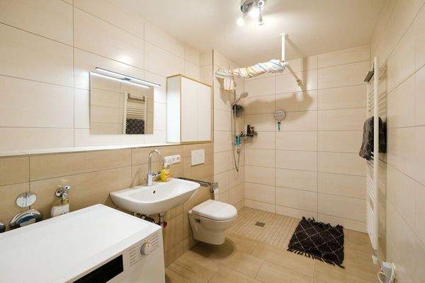 Das Badezimmer mit ebenerdiger Dusche 