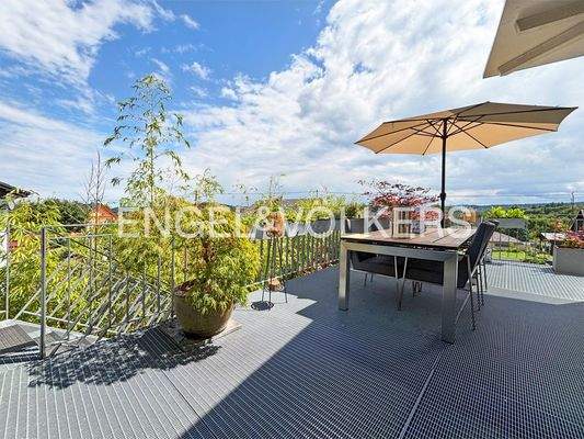 Halbumlaufender Balkon