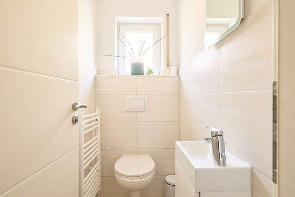 Blick in die separate Toilette